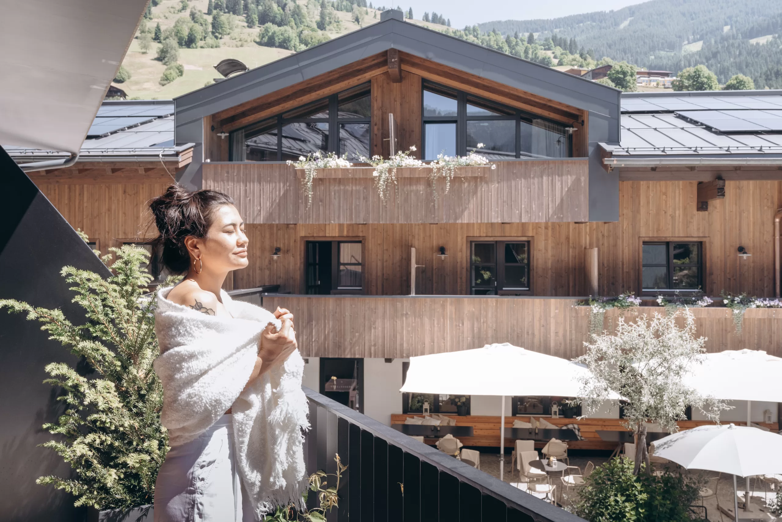 Genieße das großzügige Raumkonzept und den Blick in die Natur. Hotel Haus Jausern mit großem Garten, Wellnesshotel in Saalbach